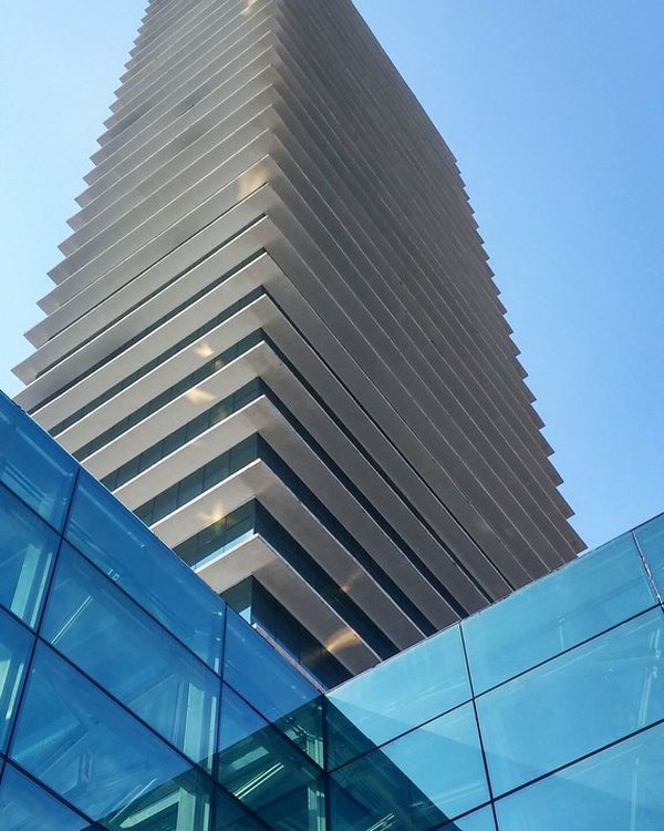 Edifício empresarial com fachada de vidro