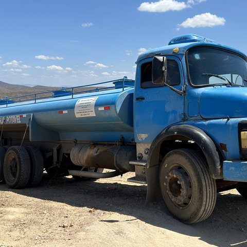 Carro-pipa de abastecimento de água